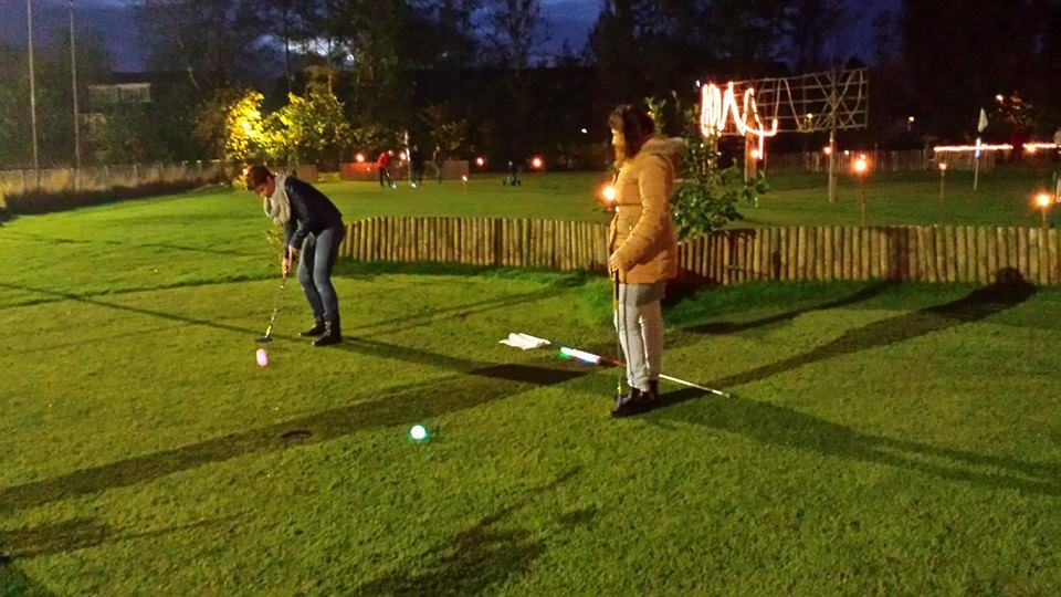 Golf im Dunkeln - eine lustige Firmenparty, Mitarbeiterfeier oder Familienfeier