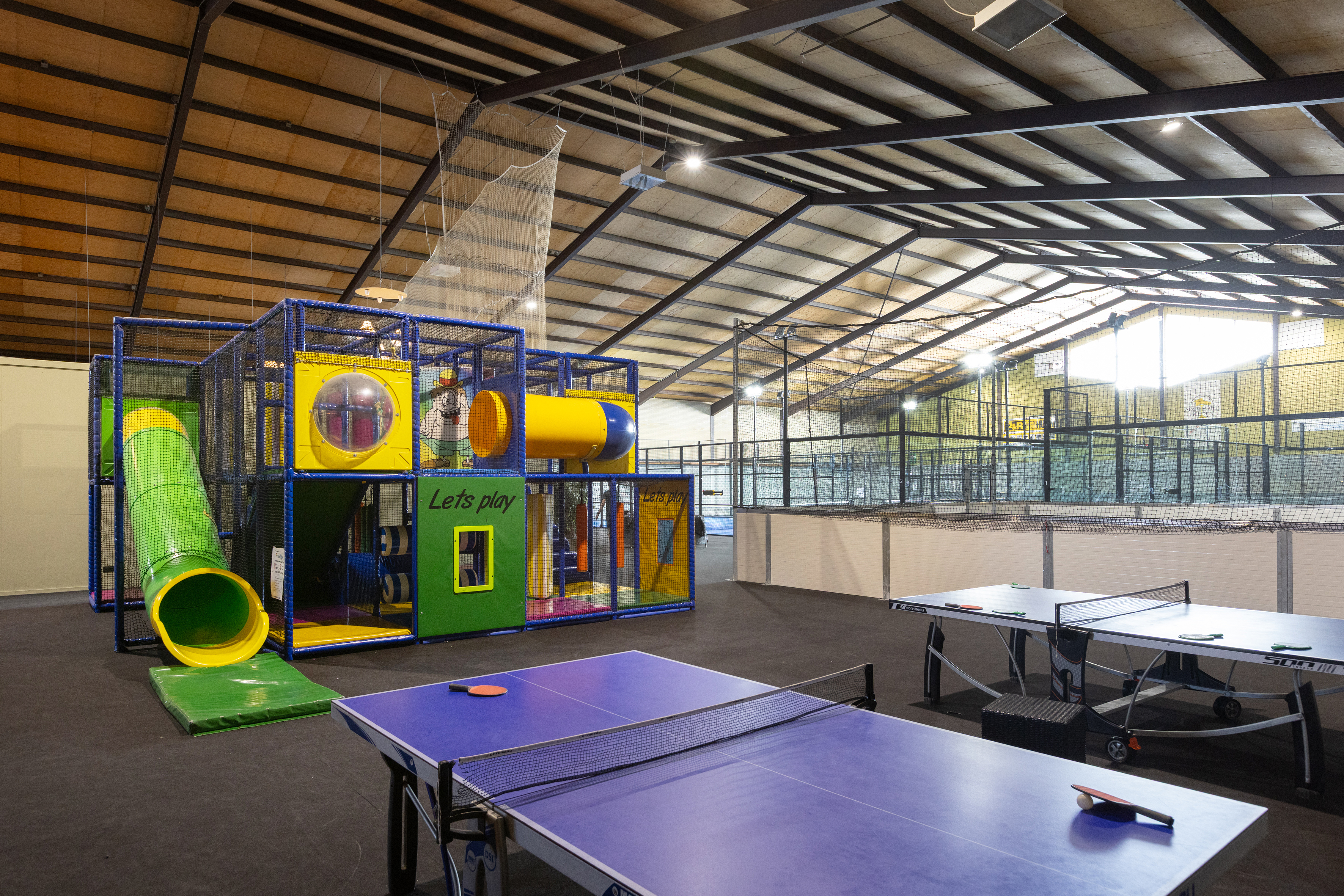 Children's partys mit Schwimmen, Bowling, Spieldeck, Nägel, massieren und lackieren, Kisten stapelnties with swimming, bowling, game deck, massaging and painting nails, stacking crates