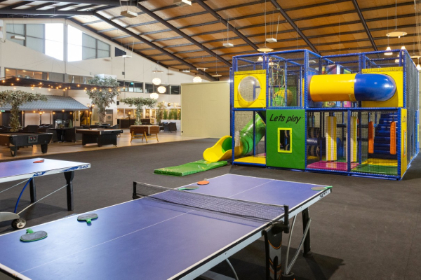 Großzügigen Indoorspielplatz in Familotel Aparthotel Delden - Twente, Niederlande